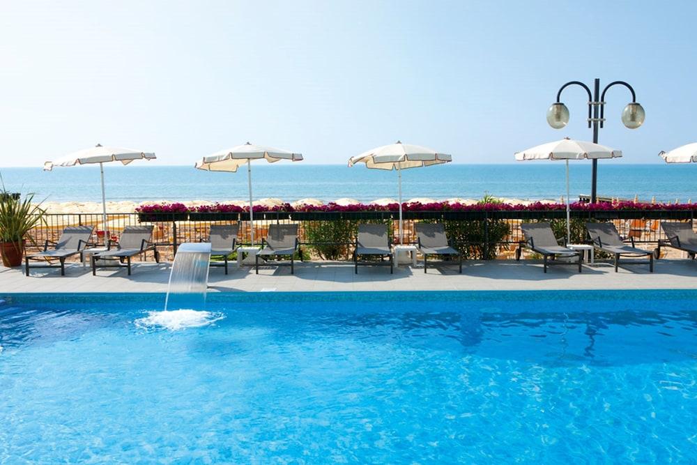 Victoria Frontemare Beach & Spa Hotel Jesolo エクステリア 写真