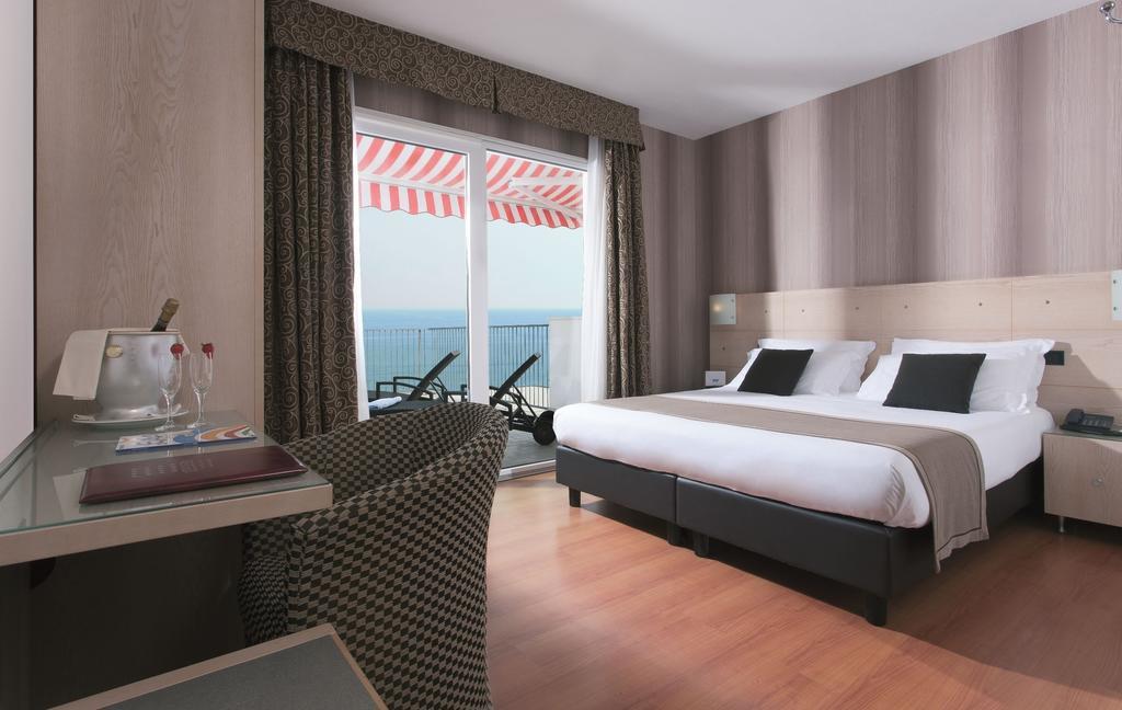 Victoria Frontemare Beach & Spa Hotel Jesolo エクステリア 写真