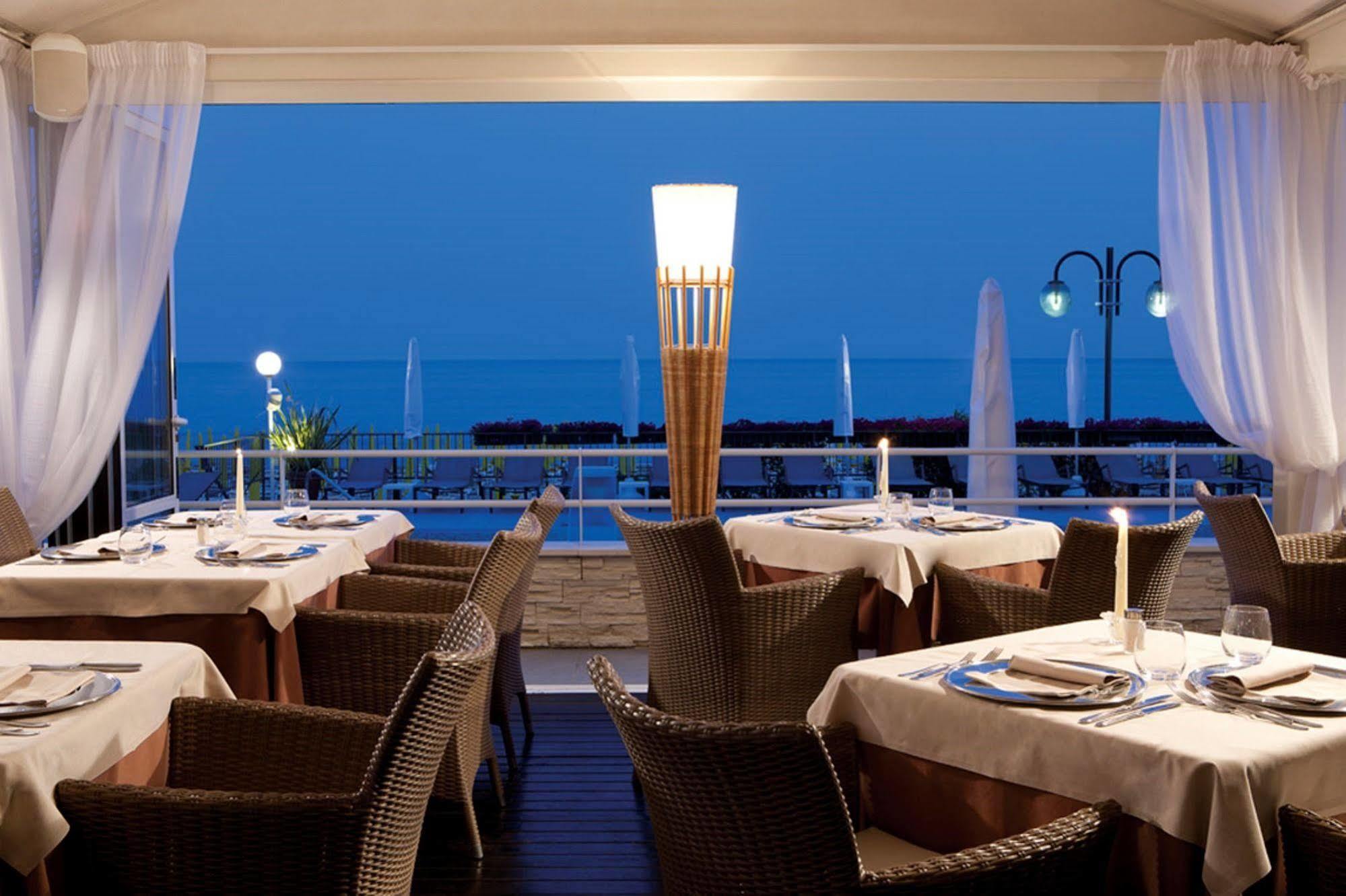 Victoria Frontemare Beach & Spa Hotel Jesolo エクステリア 写真